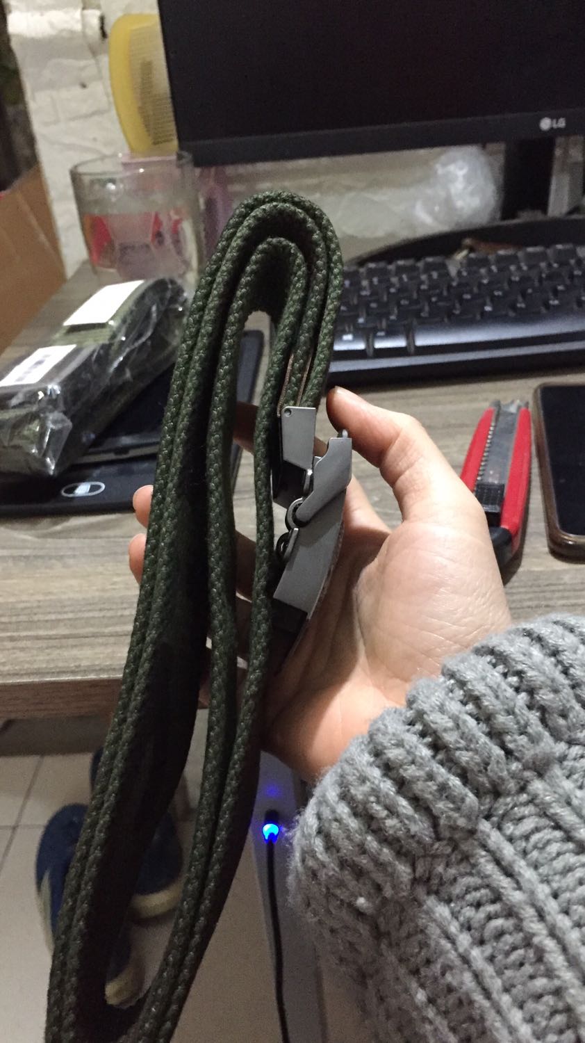 Thắt lưng dày dặn, đẹp, chất lượng, đáng mua nha cả nhà, giao hàng khá nhanh, cho shop 5 sao về chất lượng, m mua mấy thứ nên được miễn phí vc nữa