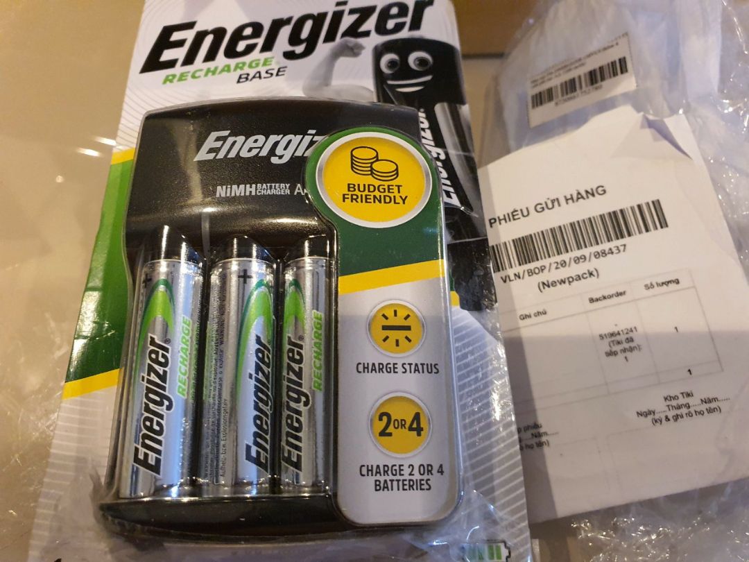 Mua hàng trên Tiki lâu lâu lại gặp sạn. Nhưng bất ngờ nhất Nhà cấp hàng này lấy tên ***, làm cho dễ hiểu lầm là Chi nhánh của TGDĐ. Và y như rằng, shop này đã lộ nguyên hình sự gian xảo, dối trá trong kinh doanh. Mọi người xem kỹ các hình tôi chụp, họ lợi dụng hình quảng cáo che khuất 1 khe pin, để lấy cắp viên này. Họ vẫn đăng 1 sạc + 4 Pin. Khi tháo ra, tìm hoài ko thấy viên thứ 4. Mọi người nghĩ xem, nếu Tiki ko tin tôi thì ko đời nào giải quyết cho tôi. Vì tháo vương *** ra hết rồi. Mà làm sao phát hiện được mà ko tháo ra??? Hình qc che kín, cứ nghĩ viên pin thứ 4 ở đó... Khổ thật, cứ lâu lâu "dính độ", chỉ mất công mình thôi. Mọi người biết ko, họ cứ *** đảo đại trà như vầy, nêu gặp người mới mua lần đầu, hoặc sơ mất tg, họ đành ngậm bồ hòn cho xong. Và như vậy lũ quỹ sẽ tận hưởng 1 viên pin sạc Energize khoảng 62.500d. bó tay.com