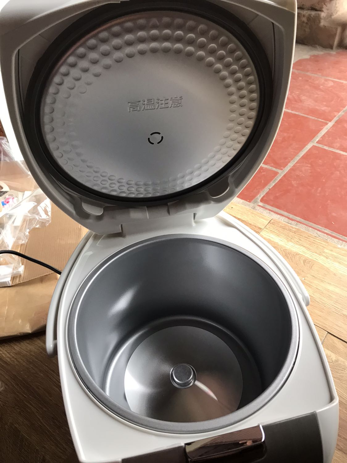 Giao hàng nhanh chóng đóng gói chỉ có thêm lớp nilong bao ngoài quanh hộp đựng. Sản phẩm nhận được còn nguyên vẹn, sản phẩm mới, đăng kí bảo hành còn đủ 12 tháng luôn nhé. Lòng nồi dày cầm nặng tay. Do đã có người thân sử dụng 1 thời gian thấy nấu ngon và giữ nóng lâu nên quyết định mua loại này của hãng. Giao hàng nhanh chóng đóng gói chỉ có thêm lớp nilong bao ngoài quanh hộp đựng. Sản phẩm nhận được còn nguyên vẹn, sản phẩm mới, đăng kí bảo hành còn đủ 12 tháng luôn nhé. Lòng nồi dày cầm nặng tay. Do đã có người thân sử dụng 1 thời gian thấy nấu ngon và giữ nóng lâu nên quyết định mua loại này của hãng.