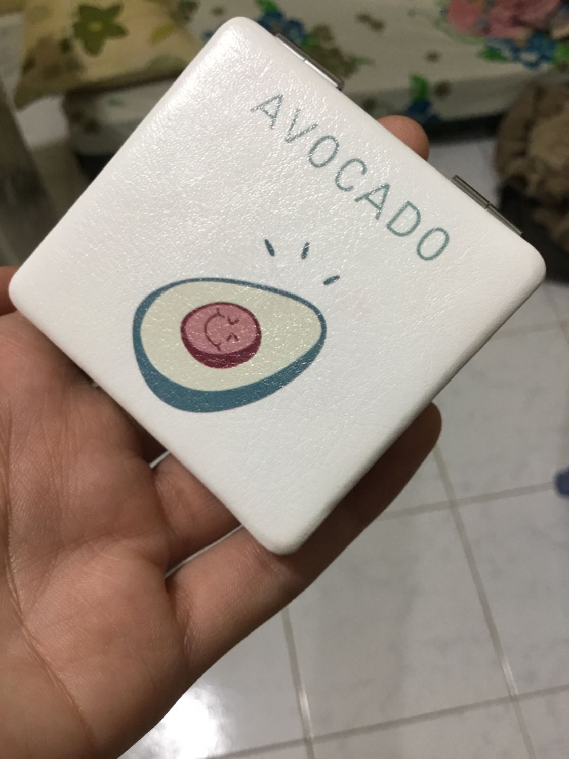 Ban đầu cứ tưởng gương tròn nhưng cuối cùng đc nhận gương mặt vuông, đúng cái mình đang cần luôn, cảm thấy vui quá troi quả đât, gương cute mặt kính trong vắt, ko bị biến dạng hình ảnh, gương có mặt phóng to nên tha hồ mà nặn mụn