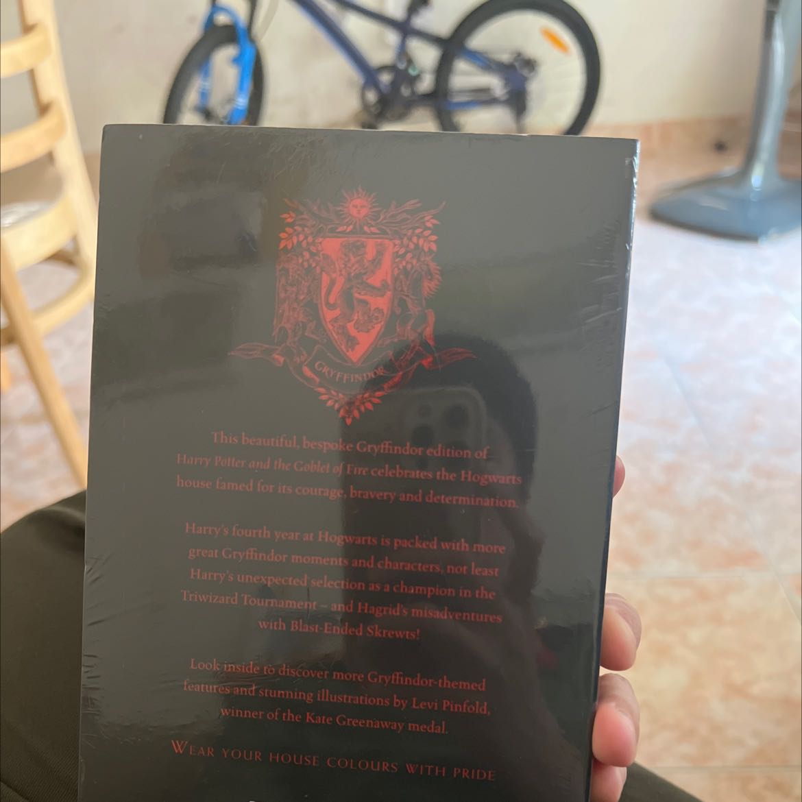 Chu cha sách đẹp nức nở. Ship hàng nhanh như 1 cơn gió. Mua đc với giá có 119k à, rẻ hơn cả bản tiếng việt. Mà giấy thì xịn sò. Đẹp quá (nói 3 lần).
Chỉ hơi tiếc là mình ko thấy tiki bán phần 7 phiên bản này, ko biết là do hết hàng hay chưa nhập về?😅😅😅