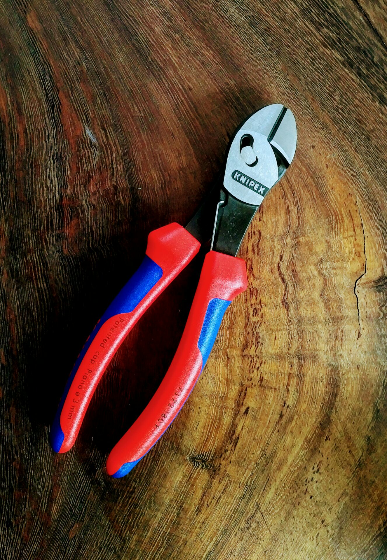 Sản phẩm kìm cắt twin force của Knipex sản xuất tại Đức cực tốt nha quý anh chị em. Chất thép được tôi ở độ cứng 64 HRC, bề mặt thép nguyên bản mộc mạc, mình rất thích kiểu thép này (không bóng bẩy như hàng chợ đâu) cán tay cầm rất vừa,  sử dụng ít lực là cắt được đinh thép cứng ngay...

Shop G7 tool nhận và xử lý đơn hàng nhanh, sản phẩm mới 100%. Vì shop uy tín nên mình thường mua sản phẩm Knipex tại shop lắm ^^ 

Tiki đóng gói cẩn thận, giao hàng cực nhanh