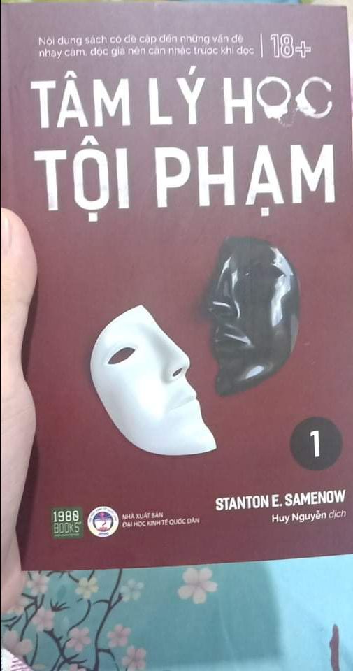 Hay, mới đọc xong cuốn này còn cuốn 2 nữa. Sách có hơi xước nhưng không sao. Về nội dung sách thì giúp ta hiểu thêm rất nhiều về tư duy và tâm lý của tội phạm, có thể sẽ thay đổi luôn suy nghĩ của bản thân đối với tội phạm bấy nay, như việc tội phạm không hề bị ảnh hưởng bởi ba mẹ, bạn bè hay hoàn cảnh, k có lời bào chữa nào là đúng cho tội phạm cả. Sách quá tuyệt vời ???