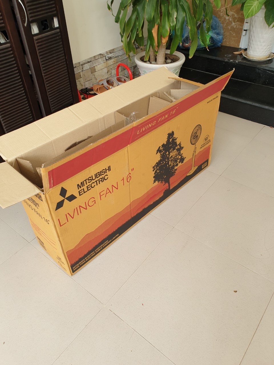 Hàng nhận nguyên thùng, nguyên siêu. Mới 100% theo đúng sản phẩm đã đặt trên hệ thống Tiki, lắp đặt dễ dàng. Quạt chạy êm, remove điều khiển nhạc, có 3 tốc độ gió luồng gió mạnh mát. Về độ bềnh mới mua chua đáng giá được phải chờ thời gian sau. Giao hàng nhanh mới đặt ngày trước ngày sau có hàng. Nhân viên giao hàng vui vẽ, thân thiện.