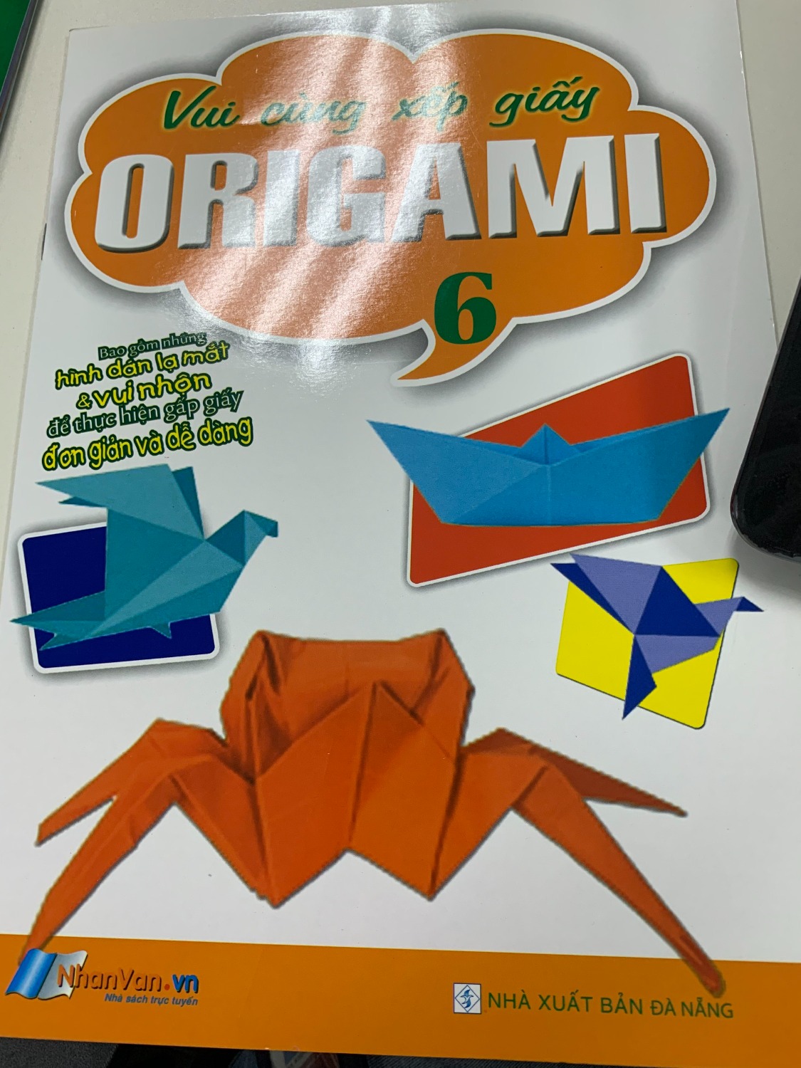 Mình mua 3 cuốn 1,3,6 và thấy cuốn này là khó nhất trong 3 cuốn. Tuy nhiên hướng dẫn cũng rất tỉ mỉ cụ thể, phù hợp với các bé 7-8 tuoi trở lên. Hình ảnh rõ ràng, khổ sách to, màu sắc phong phú. Bé nhà mình rất thích.