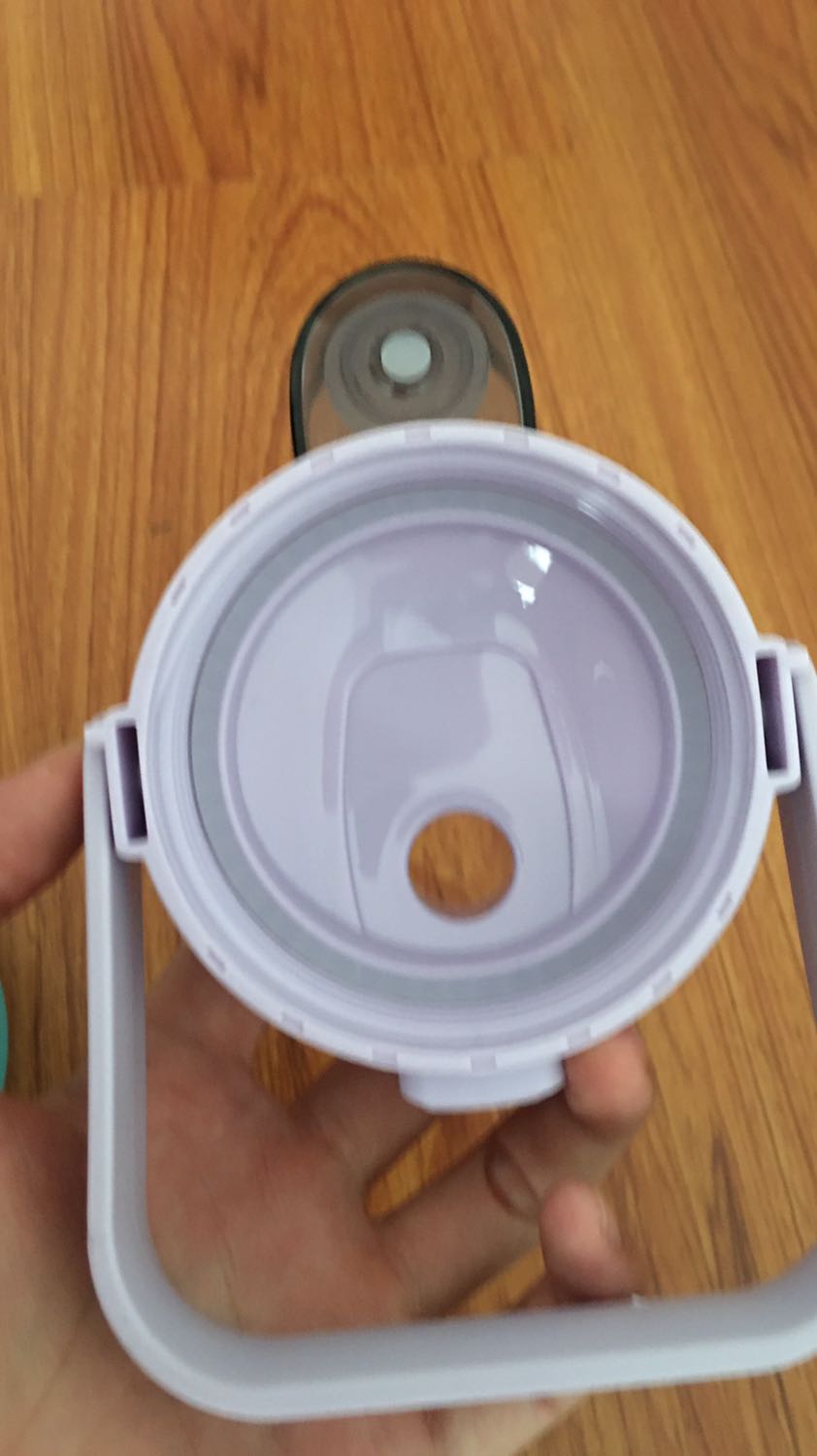 Bình chất lượng, nhựa rất chắc chắn, đặc biệt có thể gỡ ống hút ra cho bạn nào không thích hút ống hút