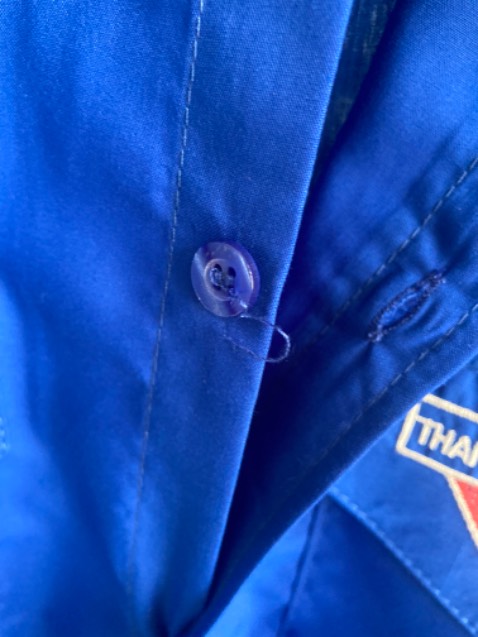 Áo có màu đẹp, giao nhanh. Tuy nhiên có nhiều chỗ không biết do bung chỉ hay là chỉ thừa.