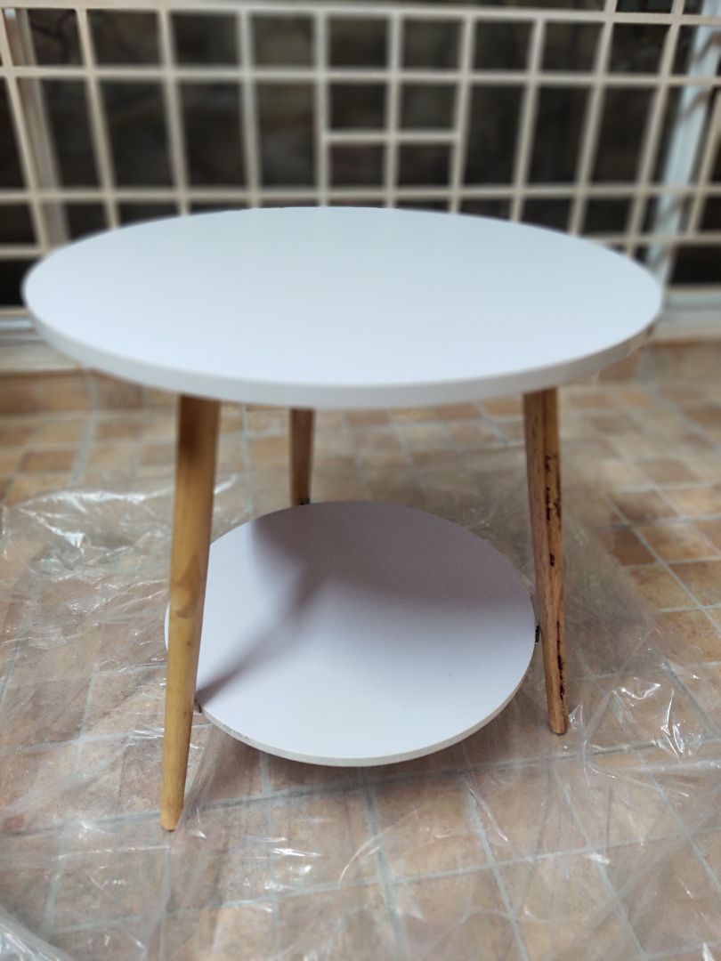 Bàn xinh xắn, nhưng khá khó lắp với nữ như mình, dưới bàn có lỗ để lắp vít nhưng chân bàn không có nên cứ lắp đại  không vừa lại tháo vít lắp lại. nếu có dh chi tiêt thì tốt quá. Bàn xinh xắn, nhưng khá khó lắp với nữ như mình, dưới bàn có lỗ để lắp vít nhưng chân bàn không có nên cứ lắp đại  không vừa lại tháo vít lắp lại. nếu có dh chi tiêt thì tốt quá.