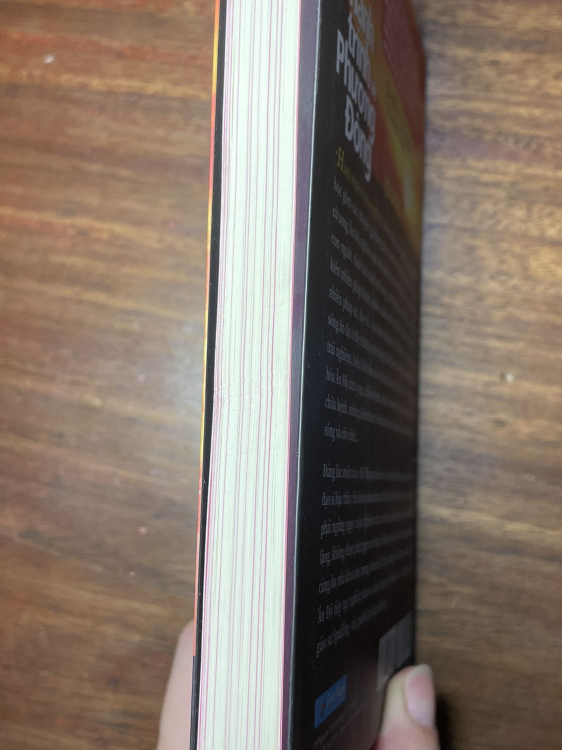 TikiNow giao hàng rất nhanh. Sách thì vẫn chuẩn như đa số các lần, mặt cắt giấy tốt, sách in trên trang giấy vàng nhạt, chất lượng giấy tốt nên đọc ít mỏi mắt (nghĩa là có lần vẫn giao sách bị lỗi bìa, các trang giấy bị dính vào nhau)