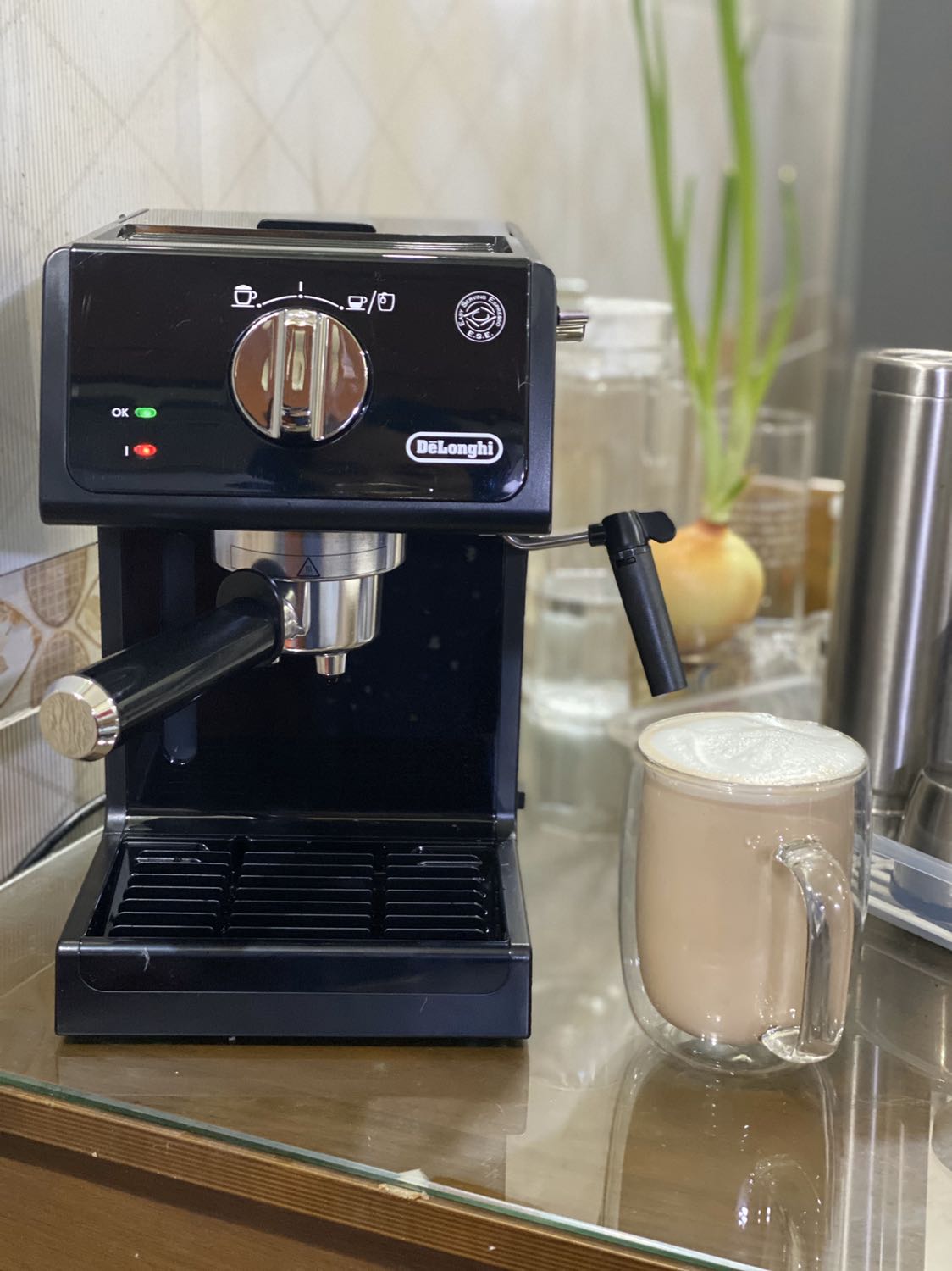 Cà phê pha khá  Tuy nhiên không hiểu sao Phần tay cầm khi gắn vào máy mình không thể nào xoay vuông góc được với máy như hướng dẫn. Thành gia phần tay cầm bị lệch như hình. Cố hết sức cũng chỉ được đến vậy thôi không hiểu có bị ảnh hưởng tới chất lượng cà phê không..
Ngoài ra mang tiếng một công ty lớn mà in phần hướng dẫn bằng tiếng việt vừa mờ vừa khó nhìn.