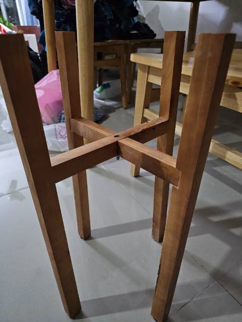 gỗ kích thước dxr = 2.7x2.5 cm hơi nhỏ, khi ráp vô bị hở rãnh nhỏ làm bị bốp lại, về cơ bản cũng kê chậu cây được,
chiều cao như order,
Được 3sao thôi, nhưng cho 4 sao để khích lệ.