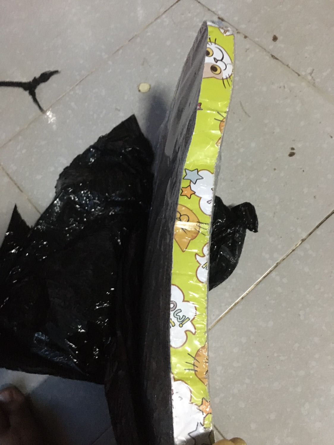 Sản phẩm bị lỗi, ko giống hình, mỏng hơn so với bàn cào hồi trước mình mua. Chắc ko dùng dk lâu ?