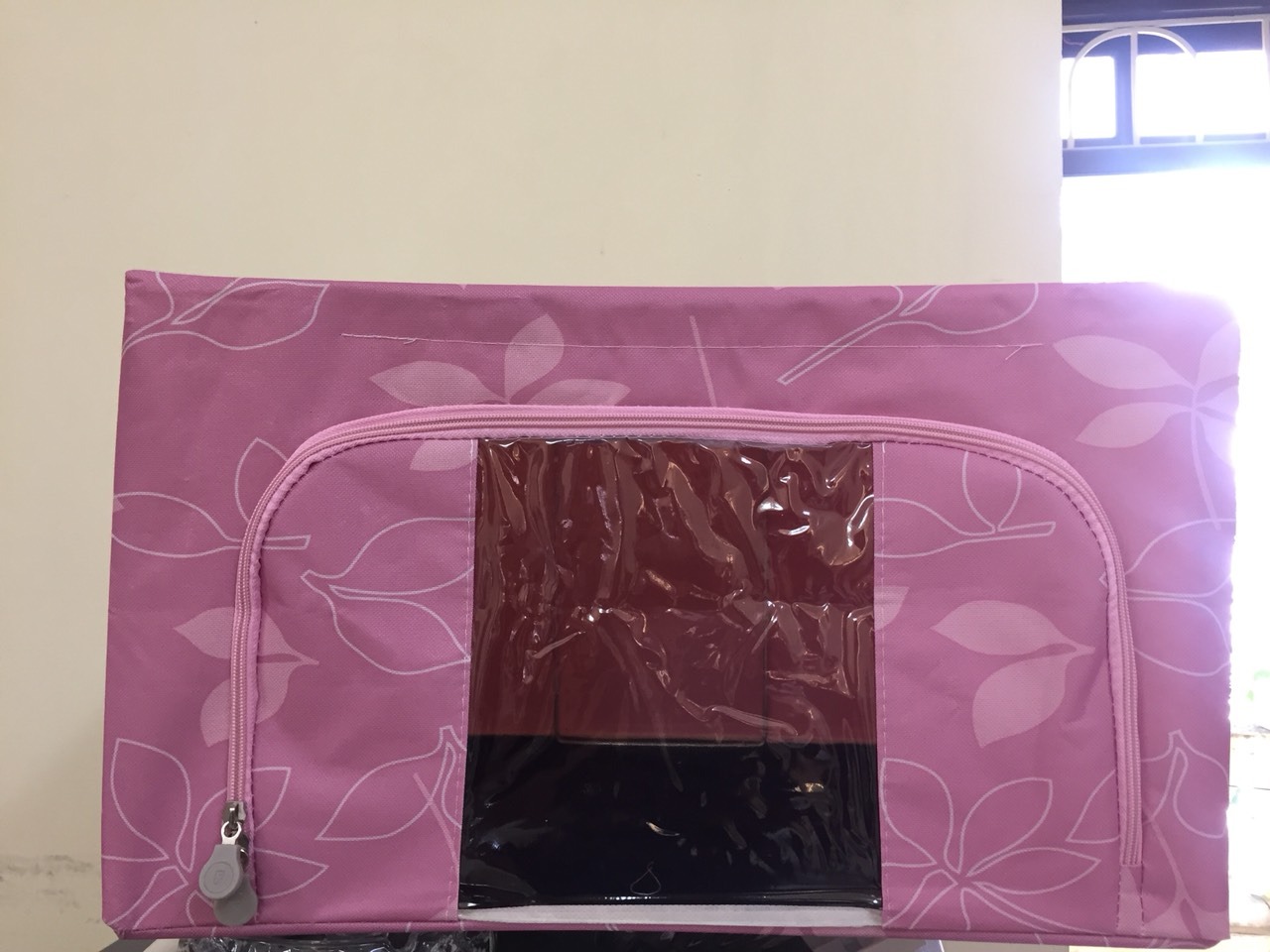 Hàng dày dặn nhưng mùi nhựa quá nặng. Mình đặt màu ghi nhưng khi chuyển đến lại màu hồng mà trong lựa chọn thì chả ghi là có màu hồng. Shop có thể đổi lại giúp mình được không?