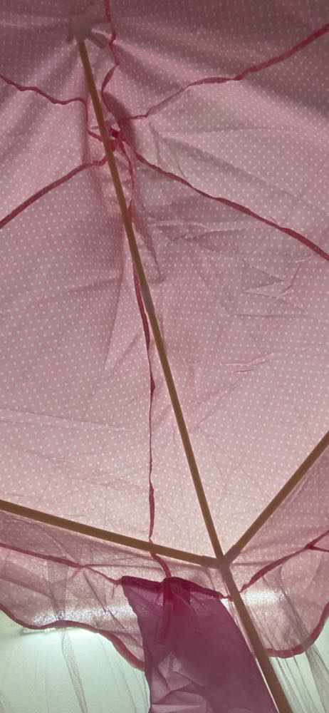 Thất vọng vô cùng. Màu thì đẹp. Nhận hàng mình k xem kỹ về mới thấy bị rạch 1 đường dài như vết cắt dao rọc giấy. Lều may nhỏ hơn kích cỡ của thanh đỡ nên k thể nào ráp vào được.