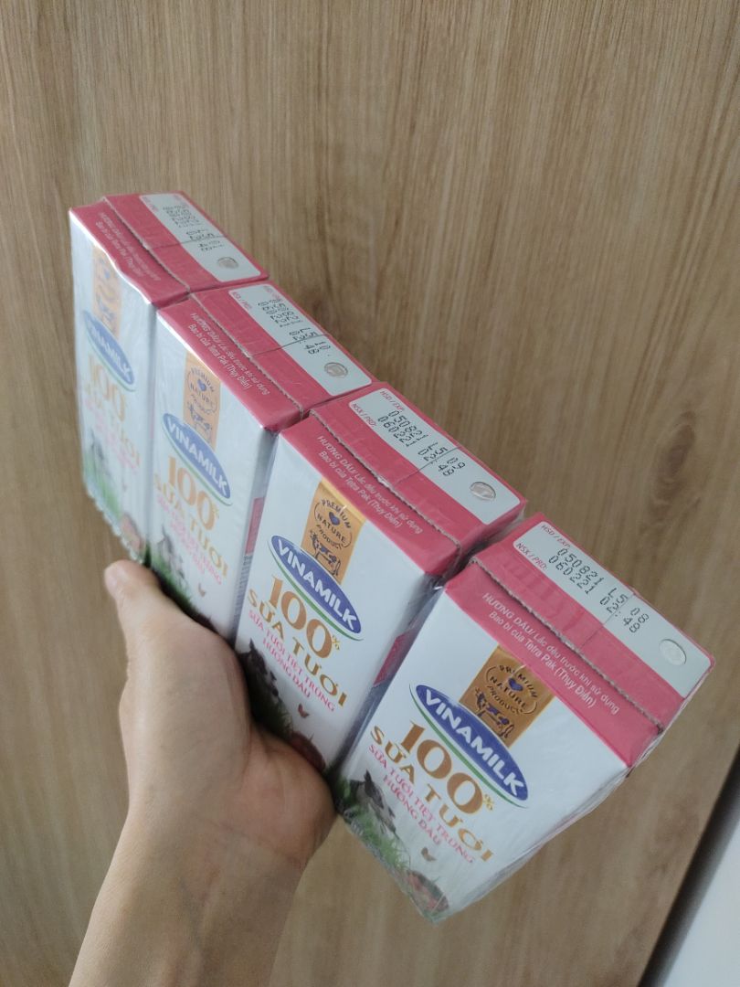 Sữa như ngoài thị trường. Hàng giao sớm, date xa (hàng mua tháng 3, nsx là tháng 2), thùng và các hộp sữa nguyên vẹn, ko bị móp méo nhé. Mua đợt sinh nhật Tiki, mua được giá giảm 80k. Mình có gói Tikinow nên free ship, chứ ko có thì ship cũng nặng tiền lắm.