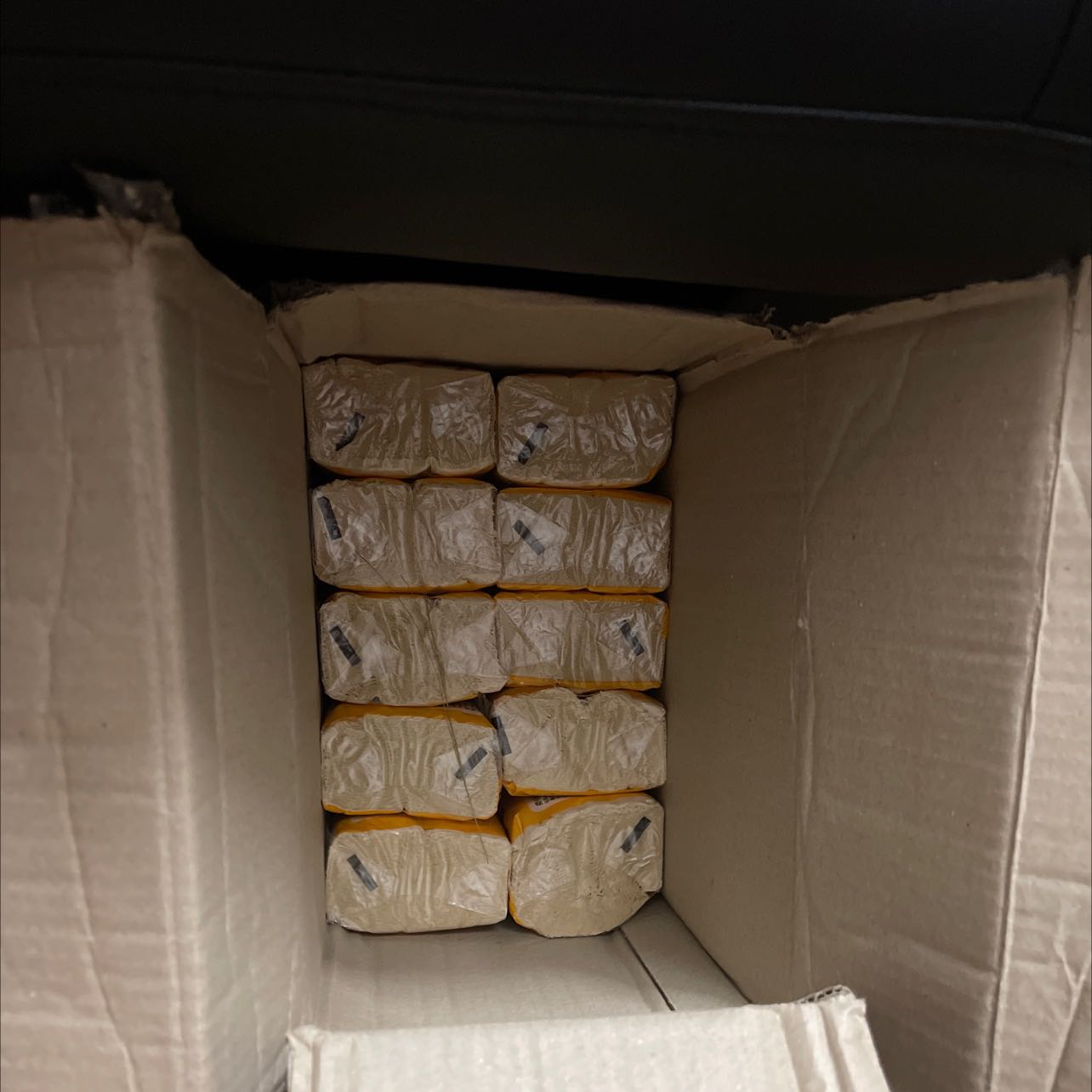 Shop nay ghi la thung 30 goi,1 goi 300 to nhug.dang giam gia.mua 2 thung nhung giao 1 thung???nha tui xai giay nay bao nhieu lau nay.tom lai giay nay dzở giong sipiao truoc gd tuo xai.