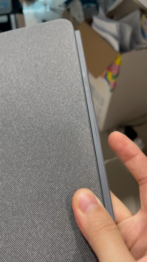 Các vấn đề khác ok. Mình sẽ chỉnh lại sao khi nhà bán có phản hồi giúp mình nhé ạ. Đoạn ngón tay mình chỉ vào thấy đường keo cao hẳn lên là do máy nào cũng vậy hay chỉ máy này dán không khớp lắm ạ. Cảm ơn.