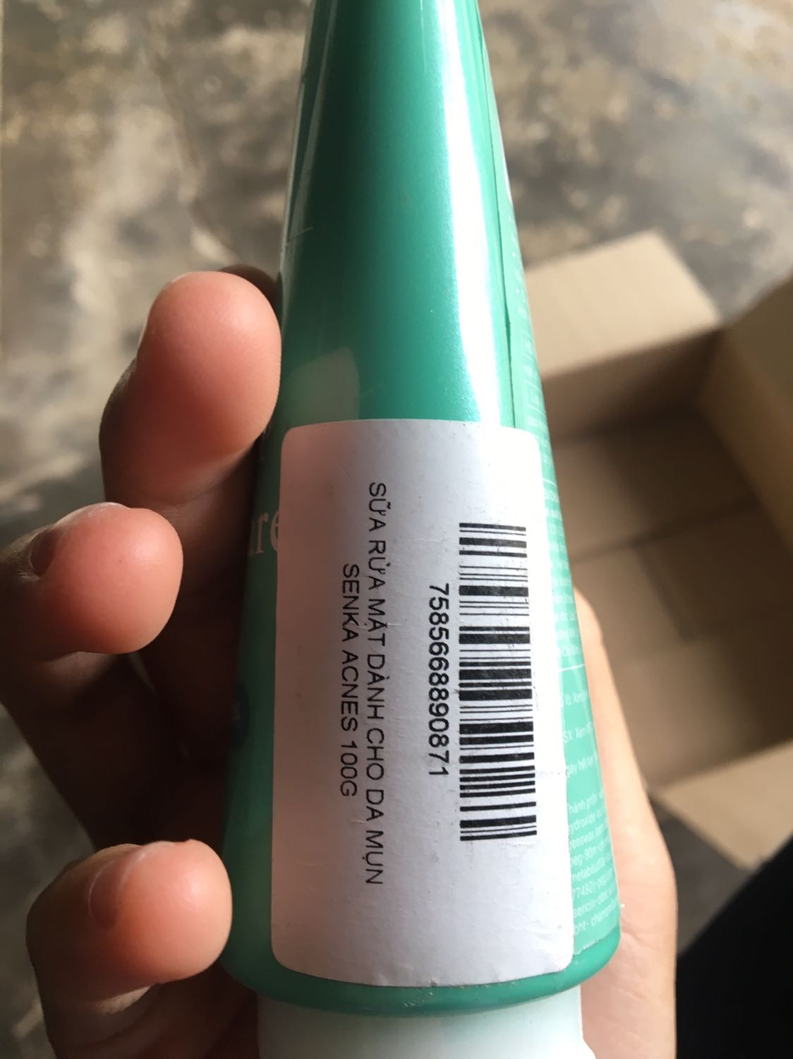 Ấn tượng đầu tiên là chai sửa rửa mặt cực kì bẩn, đóng một lớp bụi ở bên ngoài, rất rất dơ, tiếp theo là thân chai bị dính mực và các vết bẩn như sản phẩm lỗi đã từng được đổi trả vậy. Những bạn nào da nhạy cảm và bị mụn thì không nên dùng vì sẽ bị khô căng da, thậm chí là nổi nhiều mụn hơn nữa vì bị kích ứng ạ. Mình đã dùng nhiều loại của Senka và da mình là da dầu, da nhạy cảm, da mụn nên cực kì không hợp, các bạn cân nhắc trước khi mua.