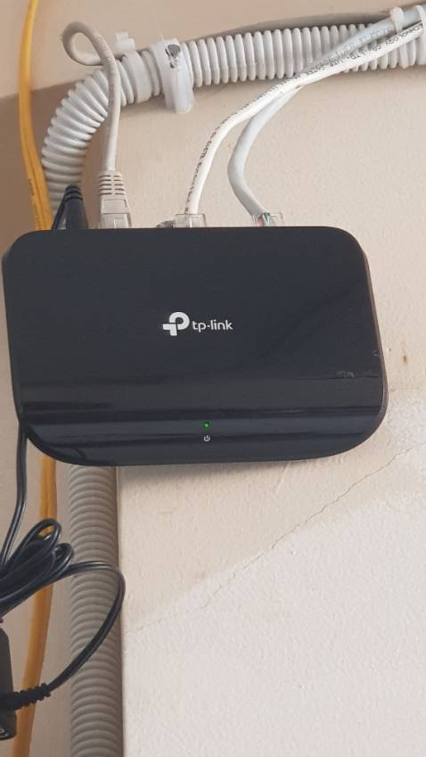 Hàng chính hãng tp link tốc độ 10 đến 1000mbs ,  đẹp,  nhựa bóng ,  cầm trên tay rất thích ,  mọi người nên mua,  sẽ ủng hộ nhiều sản phẩm của Shop thời gian tới