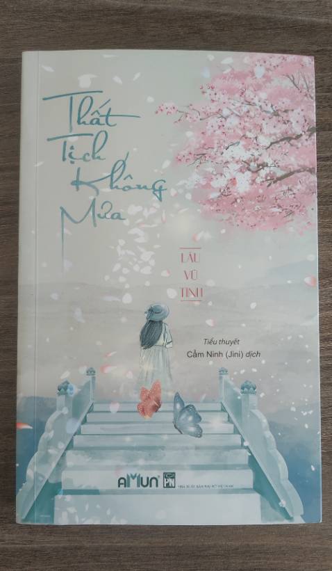 Đọc sương sương được nhiều tiểu thuyết nhưng hầu hết toàn lên gg, thất tịch không mưa gây ấn tượng sâu sắc thật -.- vừa đọc vừa rớt nước mắt sáng lên trường sưng vù+_-
Hàng giao nhanh,gói gọn quyển nằm trong hộp sạch sẽ.Cảm ơn shop nhiều nha đọc thấm thật~.~