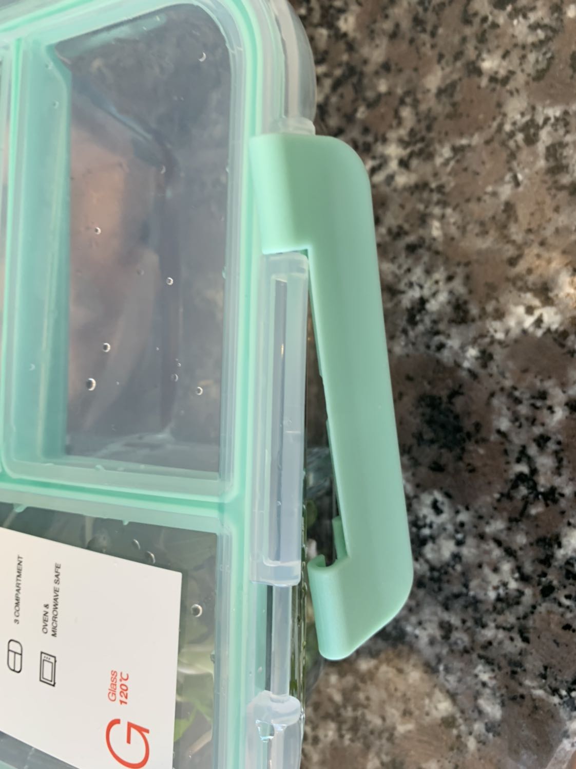 Kém chất lượng, khoá nhựa dễ dàng rớt ra, nắp nhựa lúc lấy ra đã rạn, đóng vài lần rớt luôn. Thuỷ tỉnh không đều không trong.