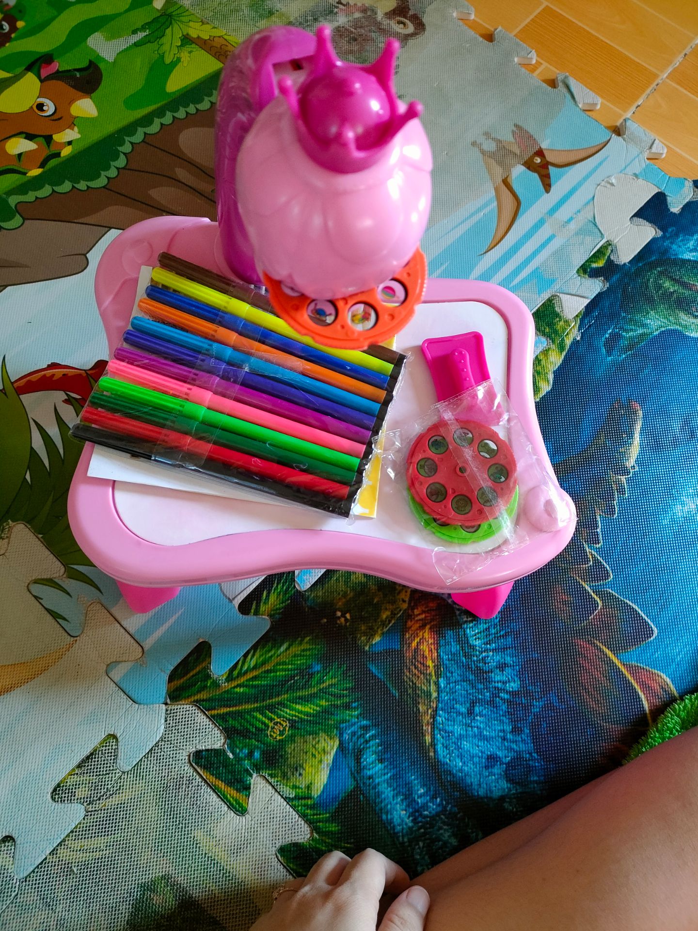 ok. có thể chỉnh ảnh ở dưới đèn nhk. lúc đầu mình tưởng mình mờ nhưng sau chỉnh dc thì rất rõ. bé rất thích. nhưng mấy bé nhỏ chơi cần chú ý.