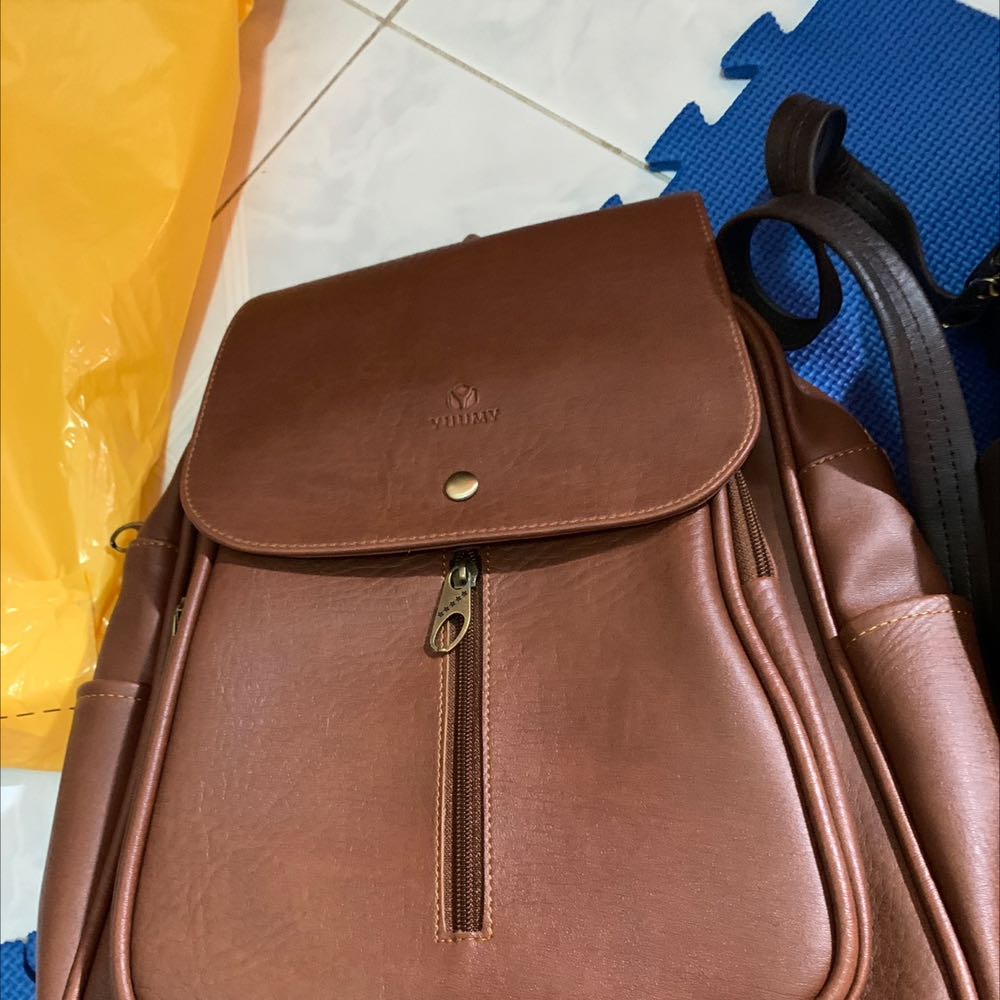 Vừa nhận hàng từ Yuumy. Mở ra là thấy thích liền. Balo rất đẹp. Mình đã mua balo của shop nhiều lần đều rất ưng ý. Da đẹp, đường may chắc chắn và yên tâm là độ bền rất cao nhé. Tặng shop nhiều sao.