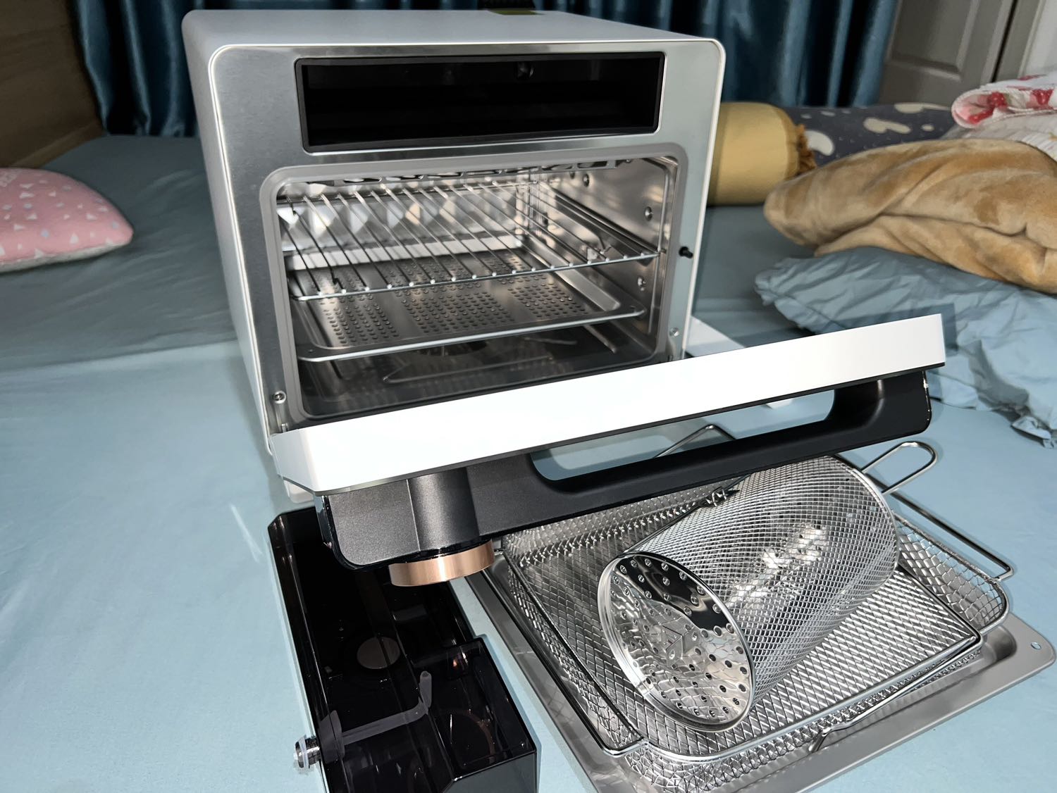 Mình sẽ đánh giá thêm sau khi dùng 1 thời gian nữa, ấn tượng đầu là đẹp và sang, mình lựa chọn nồi s100 của 2good vì nhà bạn mình dùng 2god s20 nấu rất ngon và nhìn nồi cũng chất lượng, con s100 này có hấp nên giá cao hơn hẳn nhưng gần tết nên cũng đầu tư.
1 phần vì thấy duy nhất nồi chiên hơi nước của 2good có lồng đảo và xiên quay gà thôi nên chốt luôn