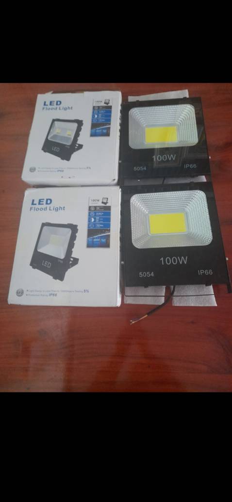 Mua hai cây đèn 100w nhận được như thế này đây, vì mua dùm nên không đủ điều kiện để đối trả (chỉ có hai bóng đèn không có tắm pin và remoc), thật là buồn