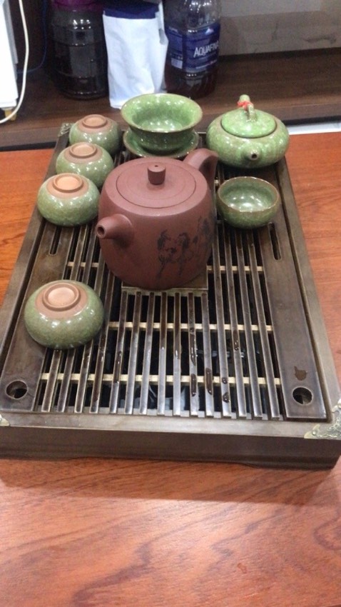 Thiết kế đẹp, chất gỗ ổn, sản phẩm to hơn mình dự kiến, Để bộ ấm chén thoải mái. Nói chung hàng lòng, giá quá tốt.