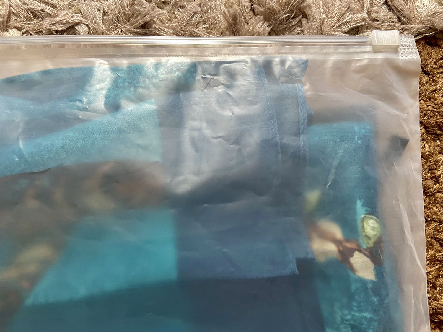 Vải tốt. Màu đậm. Hoạ tiết ko xuất sắc. May thưa. Bao bì tiện dụng.