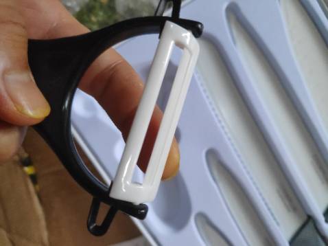 Đóng gói rất đẹp, thiết kế sang trọng, không biết làm từ vật liệu gì mà cầm nắm gọn nhẹ, *** thử đứt cả tay, -1 điểm cho dao bào bằng nhựa