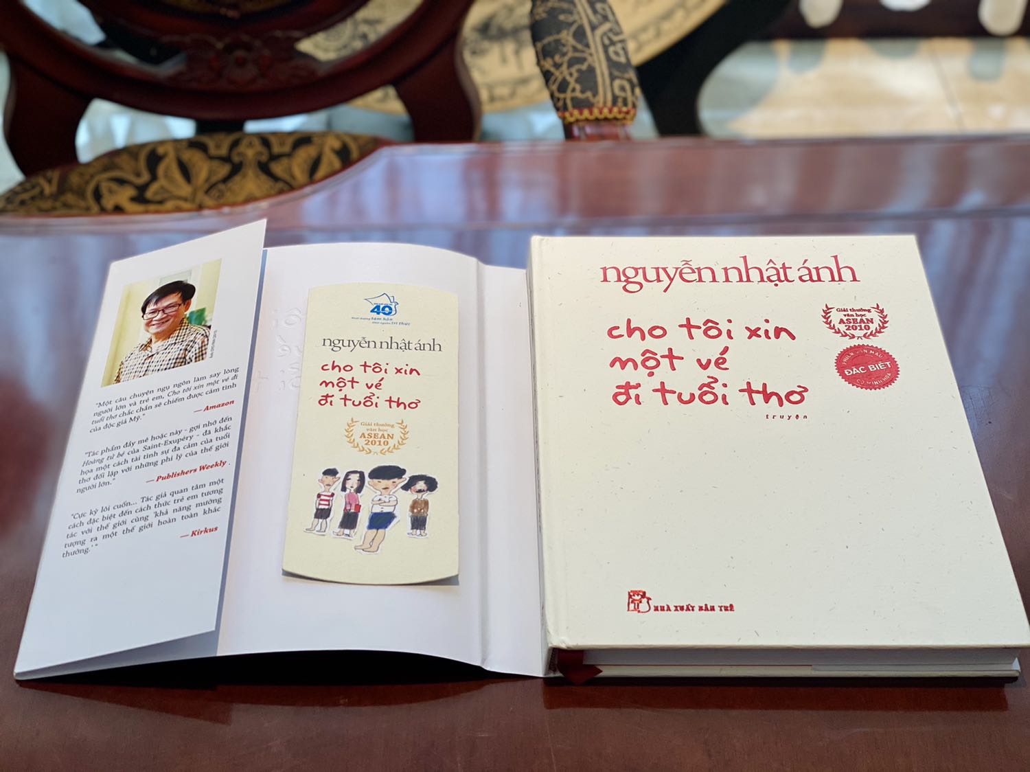 - Tiki giao hàng nhanh chóng tuy nhiên đóng gói chưa được cẩn thận (hầu như đơn hàng nào cũng không chèn thêm giấy vào hộp mặc dù hộp khá to so với kích thước sách) 
- Phiên bản đặc biệt nên rất chỉnh chu về mặt hình thức, khổ sách to, bìa cứng, cầm chắc chắn. Chất lượng giấy tốt, minh họa màu đẹp. Tựa sách & hình minh họa trên áo sách được in nổi rất lạ mắt ??
- Kết thúc truyện còn có thêm phần truyện tranh khá dễ thương, cảm giác đây là sản phẩm 2 trong 1  vừa truyện chữ vừa truyện tranh. Sản phẩm cũng rất phù hợp cho các bạn thích sưu tầm sách đẹp ???