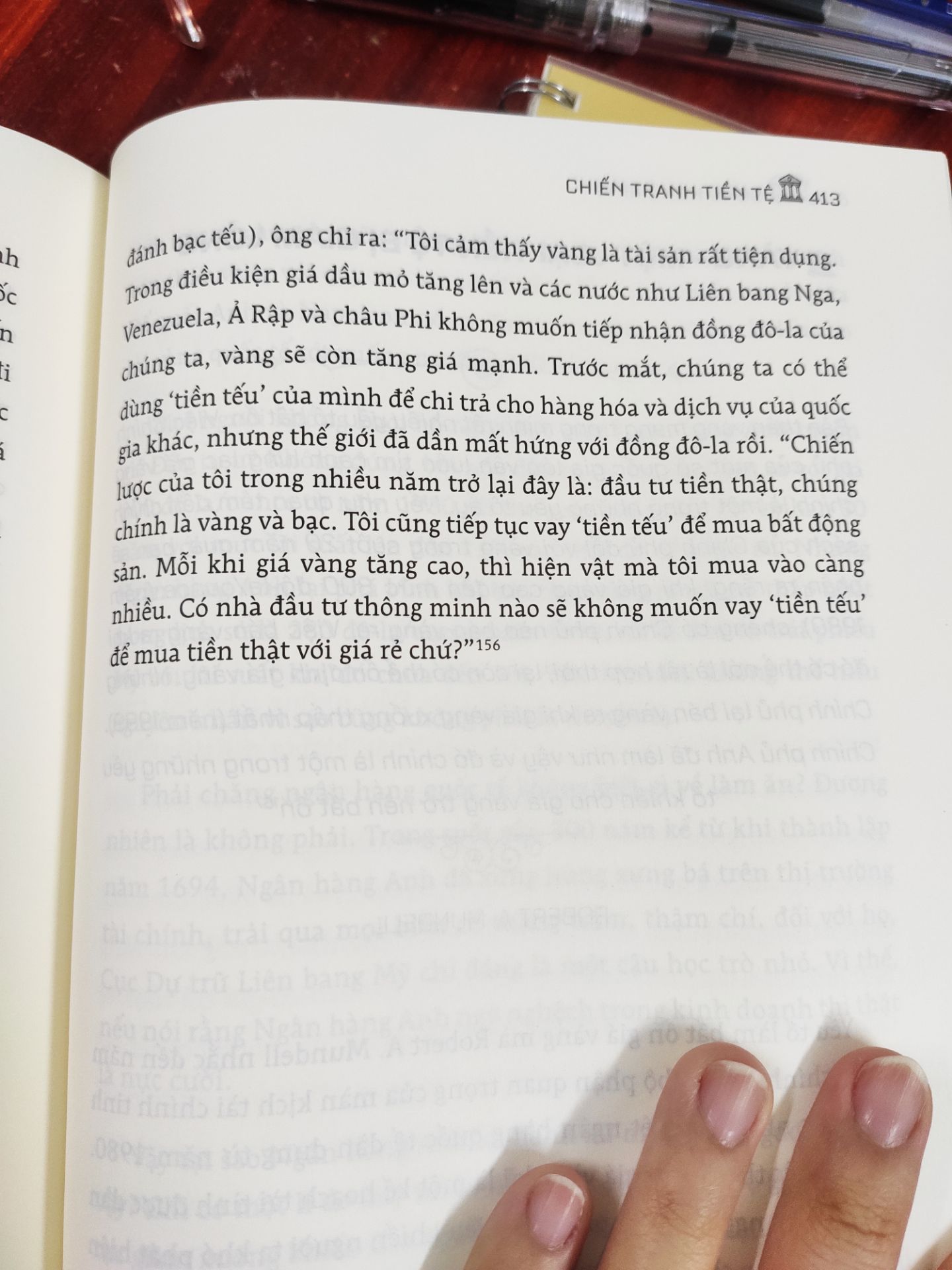 Cuốn sách hay nhất mình từng đọc về chủ đề tài chính tiền tệ. Chiến tranh tiền tệ ko chỉ nói về nguồn gốc và sự ra đời của các ngân hàng ở châu Âu, World Bank hay IMF mà còn giải thích cặn kẽ quá trình phát hành, bản chất và những vấn đề xoay quanh đồng đô la Mỹ. Vì sao đồng đô la Mỹ lại là đồng tiền có sức mạnh bậc nhất thế giới, bí mật đằng sau những cuộc khủng hoảng kinh tế, và nguyên nhân của những cuộc chiến tranh người ta cứ ngỡ là do khủng hoảng chính trị. Tác giả đã phơi bày vai trò của kinh tế trong dòng chảy lịch sử, hay nói cách khác là mối quan hệ mật thiết giữa kinh tế vs. chính trị. Liệu kinh tế là động cơ hay mục tiêu cuối cùng của chính trị? Qua Chiến tranh tiền tệ, góc khuất của nhiều sự kiện cũng được hé lộ. Vì sao tỷ lệ tống thống Mỹ trong TK 20 trở về trước qua đời còn cao hơn tỷ lệ rơi máy bay? Vì sao chiến tranh Việt Nam lại kết thúc? Mối quan hệ giữa đồng USD và dầu mỏ là gì? Hoặc đơn giản vì sao các nước giàu thì mãi giàu còn các nước nghèo sẽ mãi nghèo.
Tất cả câu trả lời đều nằm trong Chiến tranh tiền tệ. Rất phù hợp với các bạn có background là Kinh tế và cũng yêu thích lịch sử hiện đại, một cuốn sách vừa nghiên cứu, vừa kể chuyện.
