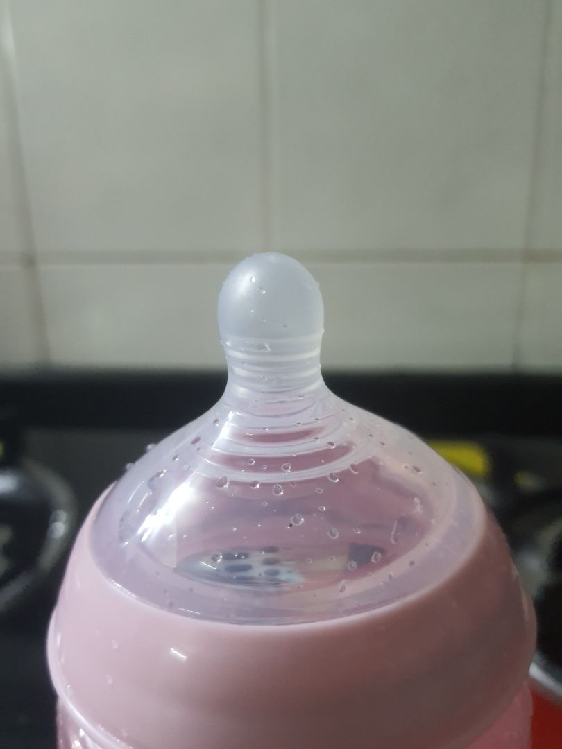 Núm ti dùng tay thử khá mềm. Gần như *** mẹ. Bé nó cũng có vẻ thích. Van thoát khí nhìn khá lạ nhưng thoát khí tốt.