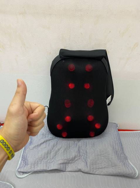 Đệm dùng ngon lành, chỉ cần đặt lên ghế hoặc dựa vào tường là dùng oke. Xoay xoay đã vô cùng. Đặc biệt đặt ở ghế làm việc lâu lâu bật lên dùng giảm đau lưng rõ rệt. Ngồi làm nhiều thì nên mua sản phẩm này