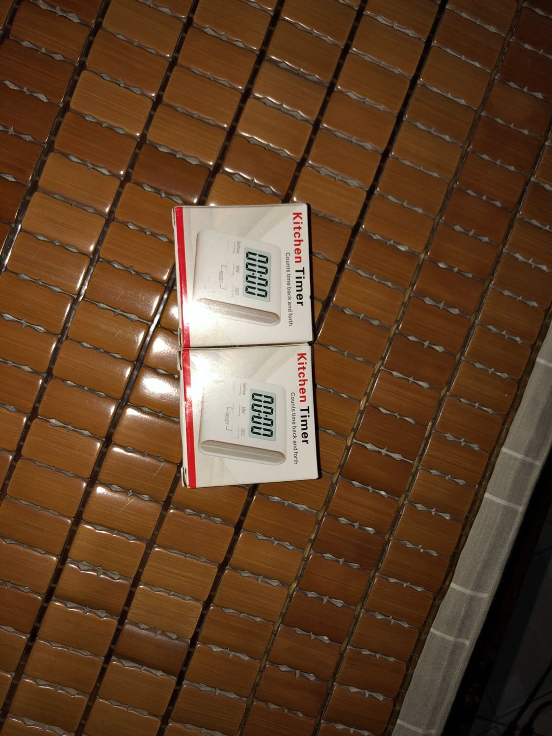 Đồng hồ mình mua để sử dụng hẹn giờ ngâm dụng cụ y tế. Mua 2 lâu rồi nhưng hỏng mất nhưng vẫn thích dùng loại này. Nếu dùng trong nhà bếp chắc bền hơn vì k phải tiếp xúc hoá chất.