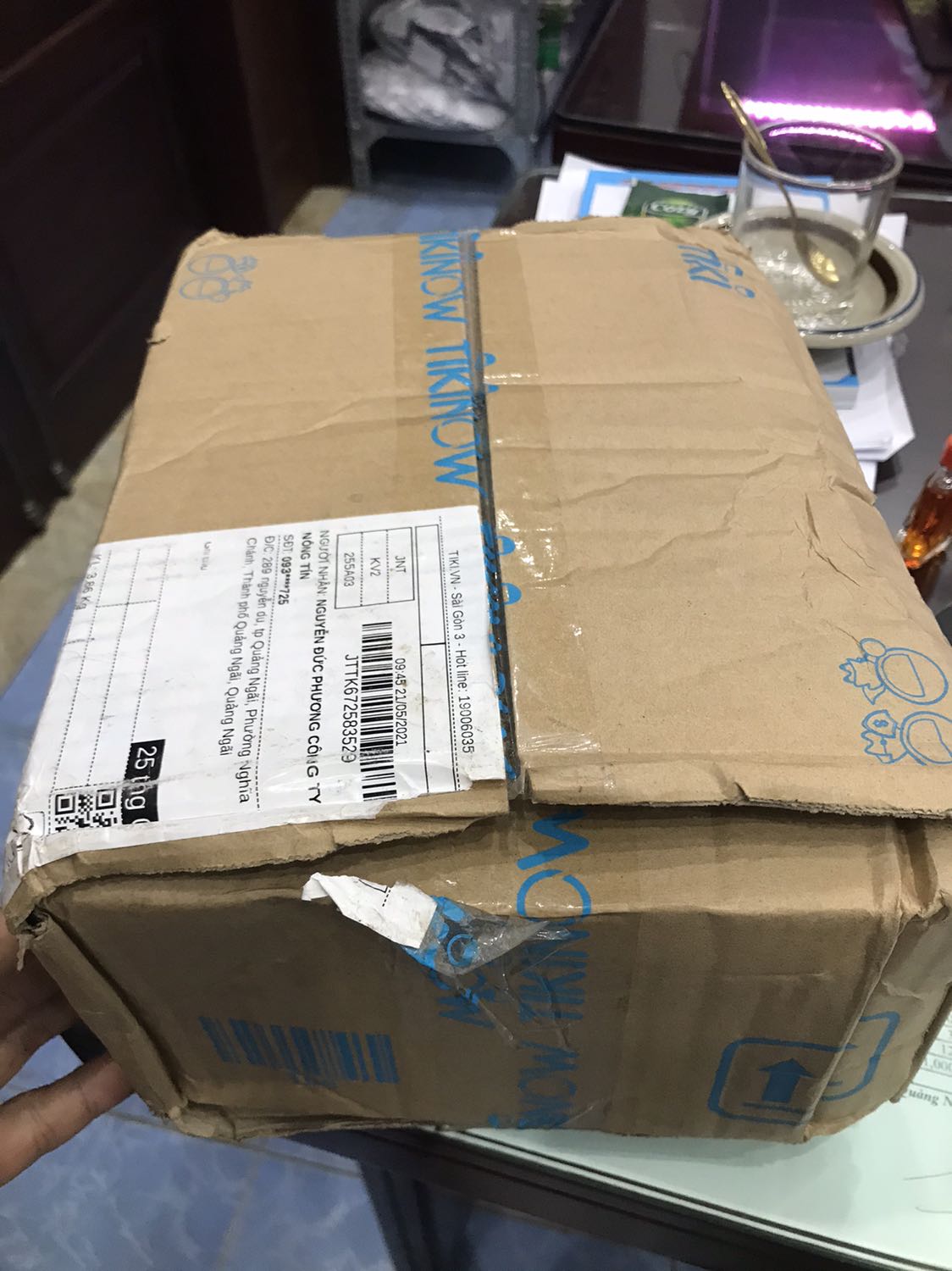 Sản phẩm giống như đã bị mở ra trước khi giao. Tôi rất không hài lòng về việc này. Nếu sản phẩm có giá trị cao thì sẽ bị đánh tráo hay trộm mất. Đã mua tại tiki nhiều lần mà sao lần giáp hàng này tệ quá