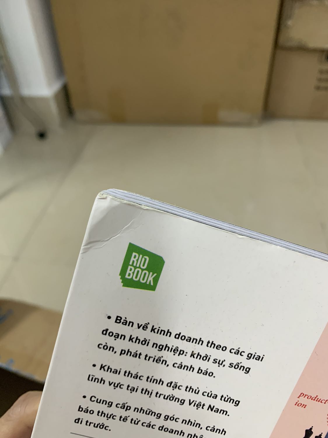 Chỉ complain về phần giao hàng .
Biết là giao lâu vì dịch mình okie. nhưng nếu là sách thì Tiki nên xem lại kỹ phần đóng gói, sách mình mua để tặng nhưng bị quăng góc và đen thêm như vầy thì không tặng được nữa, ngày càng giảm chất lượng packaging, nhất là về sách .