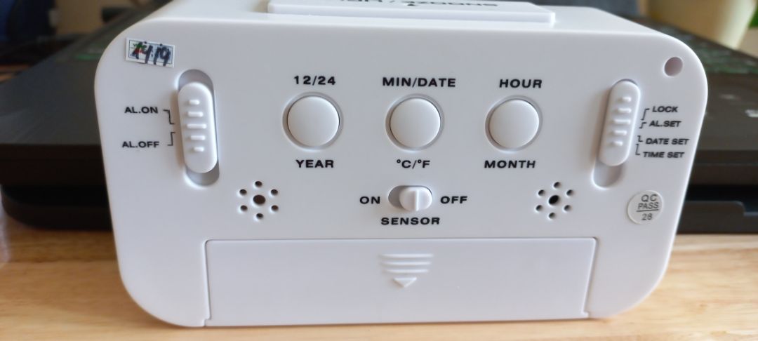 thiết kế hệ thống cài đặt rất gọn, khoa học và dễ hiểu, chuông kêu không bị khó chịu nhưng vẫn đảm bảo hiệu quả đúng mục đích :)) Mọi người lưu ý là đồng hồ dùng 3 viên pin AAA nha. thiết kế hệ thống cài đặt rất gọn, khoa học và dễ hiểu, chuông kêu không bị khó chịu nhưng vẫn đảm bảo hiệu quả đúng mục đích :)) Mọi người lưu ý là đồng hồ dùng 3 viên pin AAA nha.