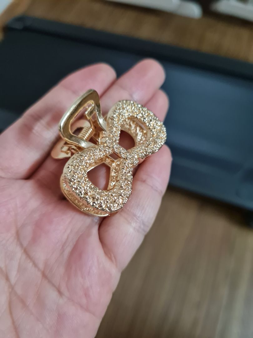 Bất ngờ vì giá thành rẻ mà cầm sản phẩm rất sang và xinh. Kẹp nhỏ nên để kẹp một phần tóc ở phía sau rất đẹp.