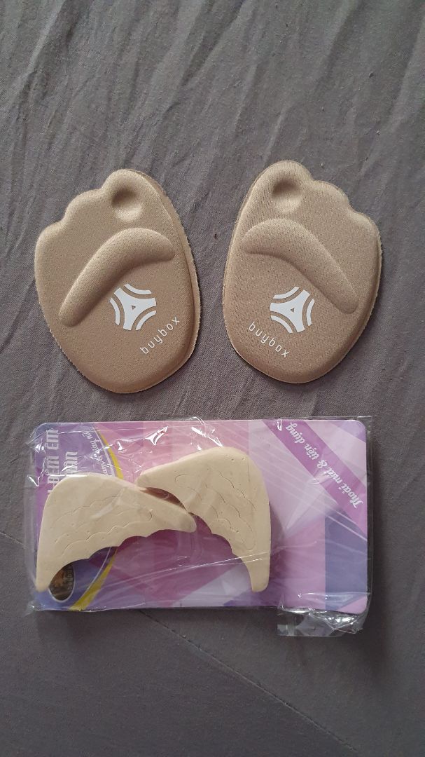 miếng đệm y hình, không quá dày, lót mang rất êm. Mặt dưới không có keo có thể lấy ra giặt rồi xài lại. Sẽ tham khảo mua thêm miếng lót cả bàn