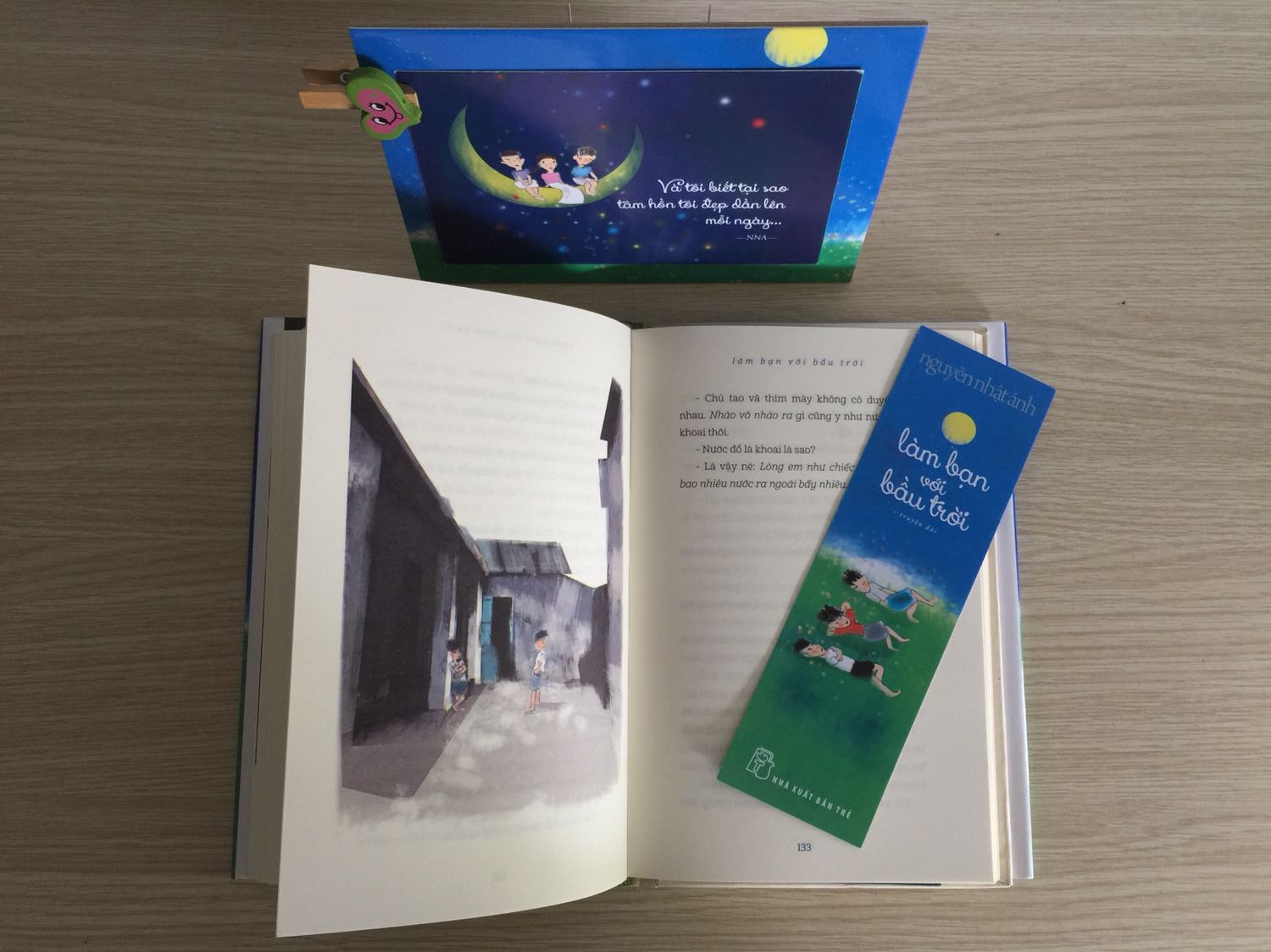 Mình vừa đọc xong quyển sách ngày hôm nay và chỉ muốn chia sẻ cảm nhận của mình ngay.

Câu chuyện trong sách khiến mình trải qua ko biết bao nhiêu là cảm xúc: hết những trận cười vì những điều dí dỏm hài hước, lại khóc thút thít vì cảm động trước những hành động, lời nói của các nhân vật trong truyện. 
Mình thật sự ngưỡng mộ tài năng kể chuyện của bác NNA, đọc truyện bạn sẽ thấy, bác NNA sẽ đưa người đọc đi hết bất ngờ này đến bất ngờ khác. 
Quả thật nội dung của truyện mang đầy tính nhân văn và phù hợp với cả người lớn lẫn trẻ con. 
Mỗi người chúng ta nên đọc 1 lần trong đời để "tâm hồn tôi đẹp dần lên mỗi ngày" và để biết yêu thương nhiều hơn. 
* Về hình thức: Đẹp xuất sắc luôn! 
- Giấy màu vàng, mịn và rất lán, sờ rất thích;
- Giấy mỏng như các cuốn sách bìa mềm khác của NXB Trẻ, giấy ko dày như cuốn Đảo mộng mơ bìa cứng; 
- Khổ 13-20, ko lớn như Đảo mộng mơ, nhưng vì là bản đặc biệt và có giới hạn, chỉ in 20.000 cuốn và ko in nữa nên rất giá trị và đắc hơn Đảo mộng mơ;