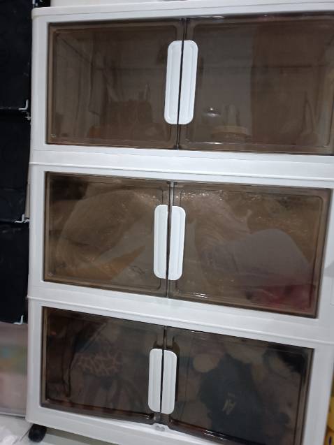 Tủ đẹp mẫu mã băt mắt, những nhìn chung cũng đc,  nếu để đồ nặng ko biết chịu đuocj ko, cánh tủ bằng nhựa mềm, bé mạnh tay 1 chút thì lọt luôn cửa vào trong, nam châm nhỏ nên lúc dính lúc ko