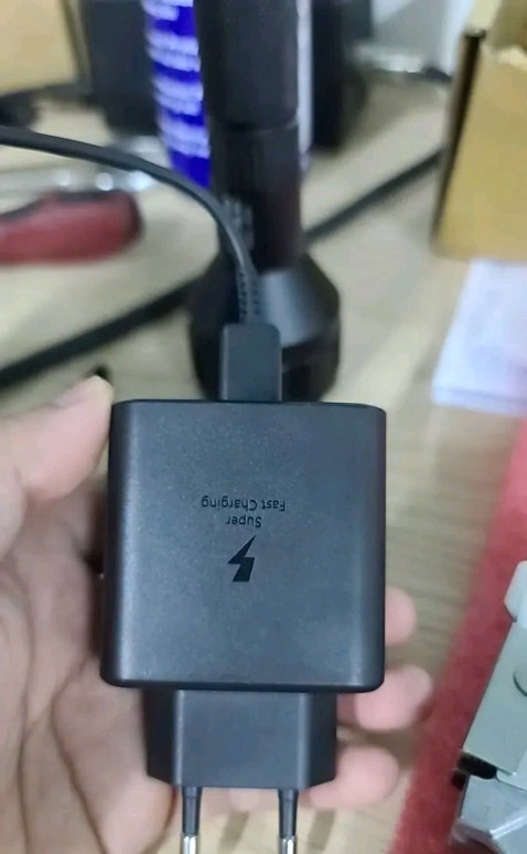 Sản phẩm sạc siêu nhanh 2.0, sạc vào con điện thoại s24 ultra của tôi rất nhanh. Củ sạc lại không nóng lắm. Rất hài lòng về sp