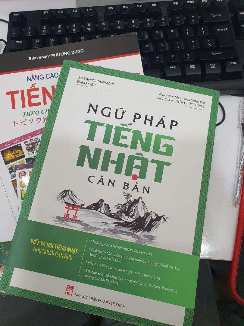 giao hàng nhanh, sách dày dặn, nguyên vẹn.
nội dung diễn đạt dễ hiểu và gần như đầy đủ về các dạng ngữ pháp cơ bản trong tiếng nhật