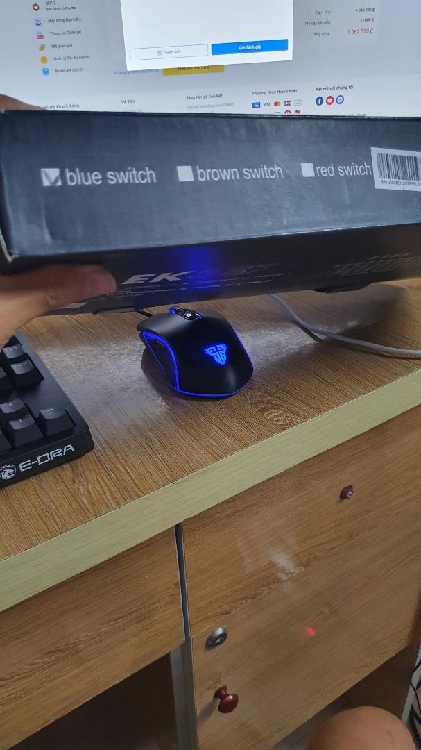 mình đặt brown switch sao shop lại giao là blue