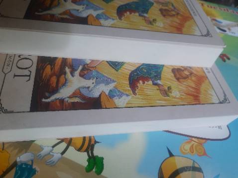 Gói hàng sơ xài, may mà bên trong sách không bị sao. Mua đúng lúc sale nên giá tốt, sách này thì chắc không cần phải nói nhiều nữa, đa số những người mới đều từng đọc và học qua cuốn này trước khi đi lên thềm thang cao hơn. Tất nhiên là có nhiều nguồn tài liệu khác nhau, rất phong phú và đa dạng. Nhưng nếu bạn chưa tìm được nguồn nào uy tín, thì đây có lẽ là nguồn chính thống dễ tiếp cận và cũng có thể take notes vào sách những ý chính về các lá bài bạn học. Highly recommend cho những bạn newbie muốn bắt đầu tìm hiểu về Tarot.