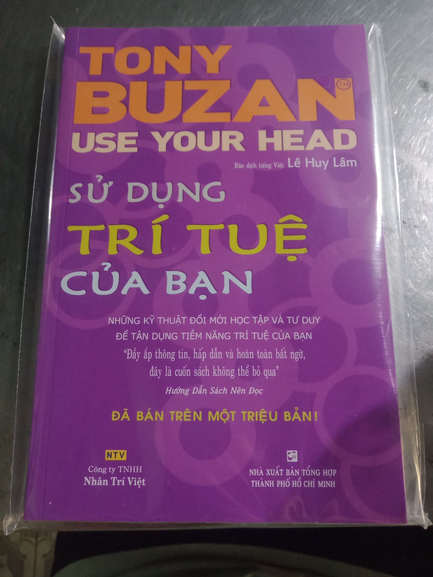 Sách hay và nhẹ hơn mình tưởng nhiều. lúc giao tới được gói trong bịch nên không sợ bị bẩn nha
