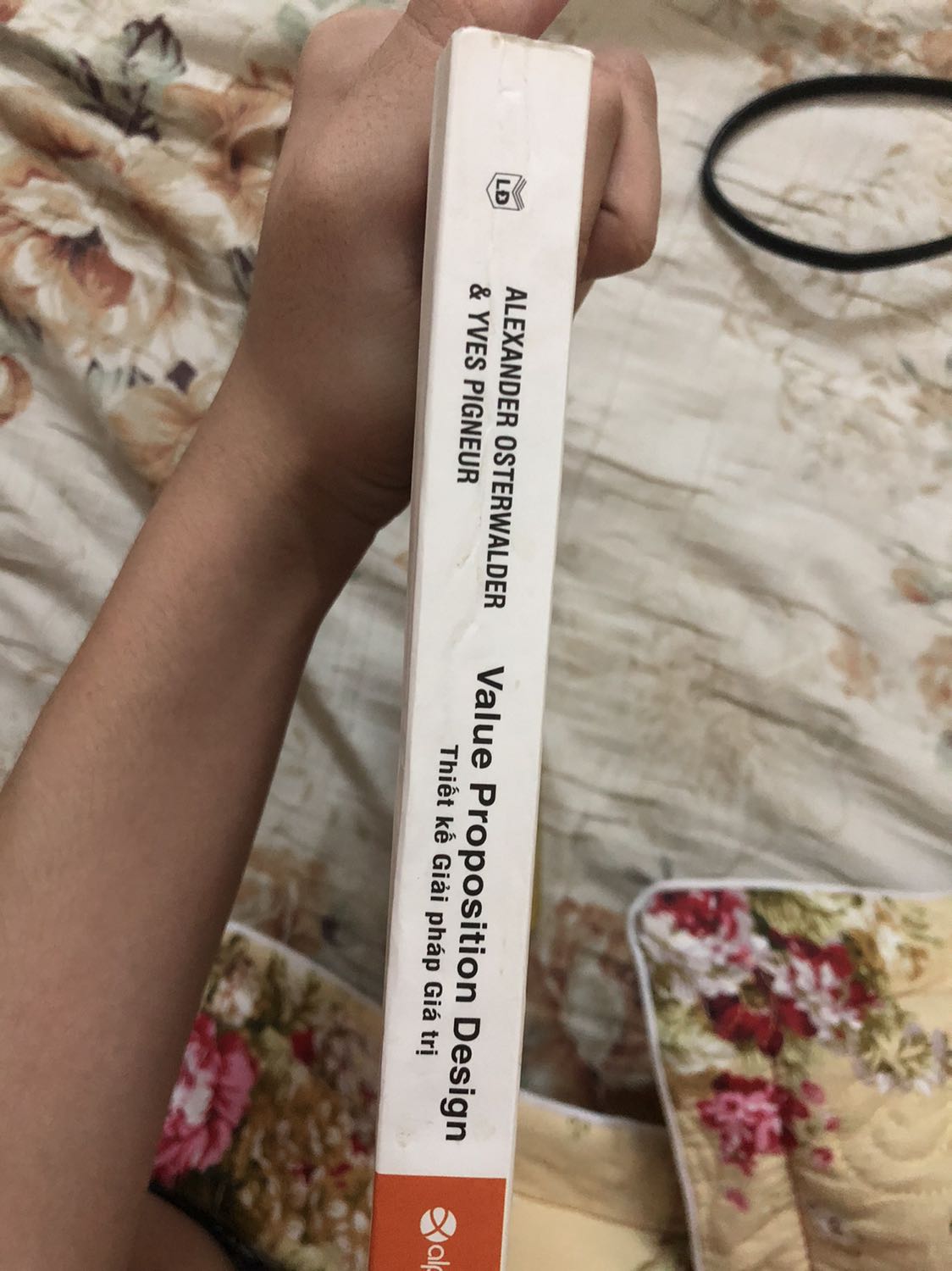 =)))))) đóng gói không chắc chắn, đóng mỗi 1 túi nhỏ mà vận chuyển từ bắc vào nam thì còn gì là sách nữa ạ ??? Sách thì bị bẩn, bị gấp đủ thứ. Được cái giá rẻ hơn giá trên sách mấy đồng + shipper nchuyem thân thiện thôi